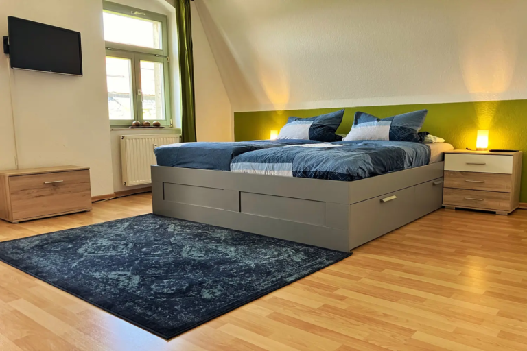 Ferienwohnung Dachgeschoss 1. Obergeschoss Einrichtung Wohnzimmer Schlaffzimmer Küche Bad Ausstattung