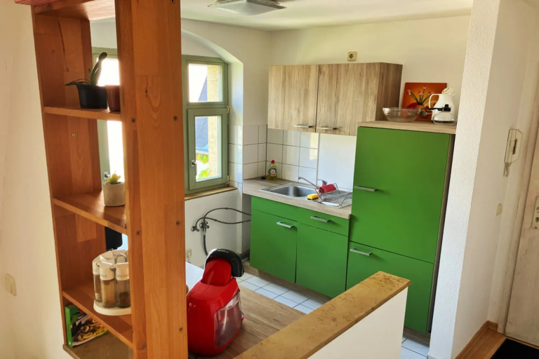 Ferienwohnung Dachgeschoss 1. Obergeschoss Einrichtung Wohnzimmer Schlaffzimmer Küche Bad Ausstattung