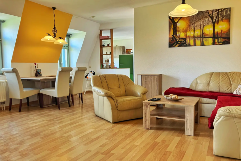 Ferienwohnung Dachgeschoss 1. Obergeschoss Einrichtung Wohnzimmer Schlaffzimmer Küche Bad Ausstattung